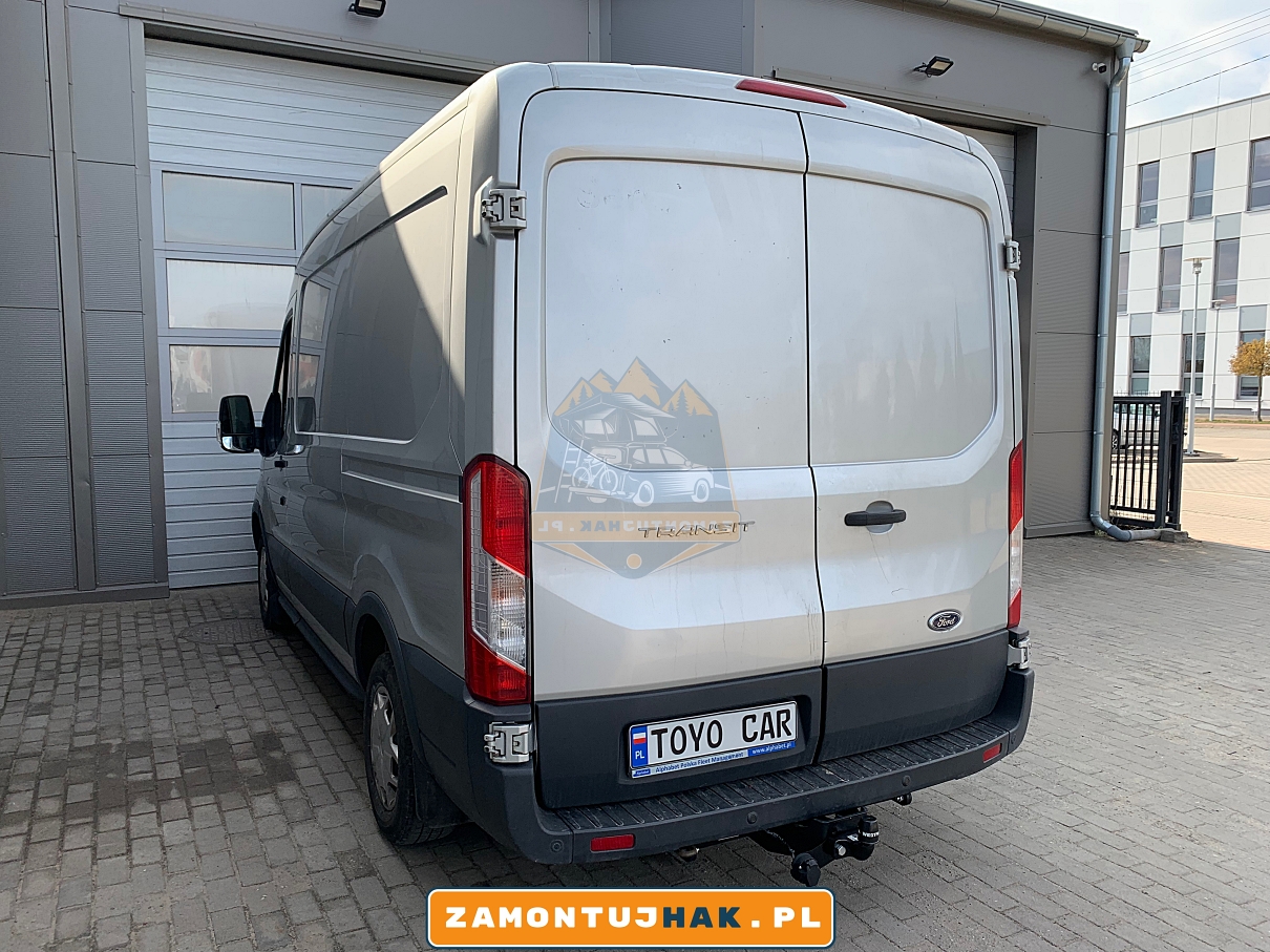 Zdjęcie Forda Transita z hakiem stałym westfalia, zdjęcie zrobione od tyłu, z lewej strony